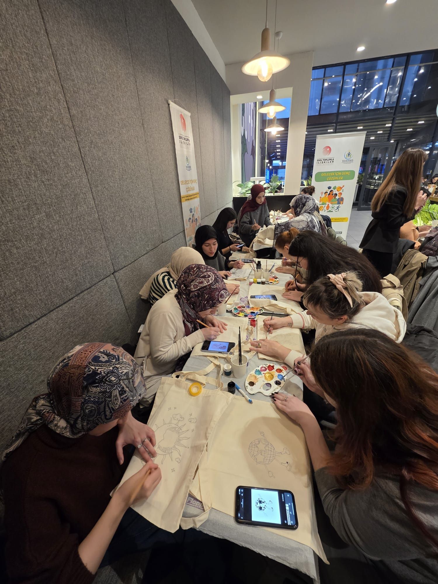 Çözüm Sadece Fikirde Kalmadı: Bez Çanta Tasarımı ve Boyama Atölyesi