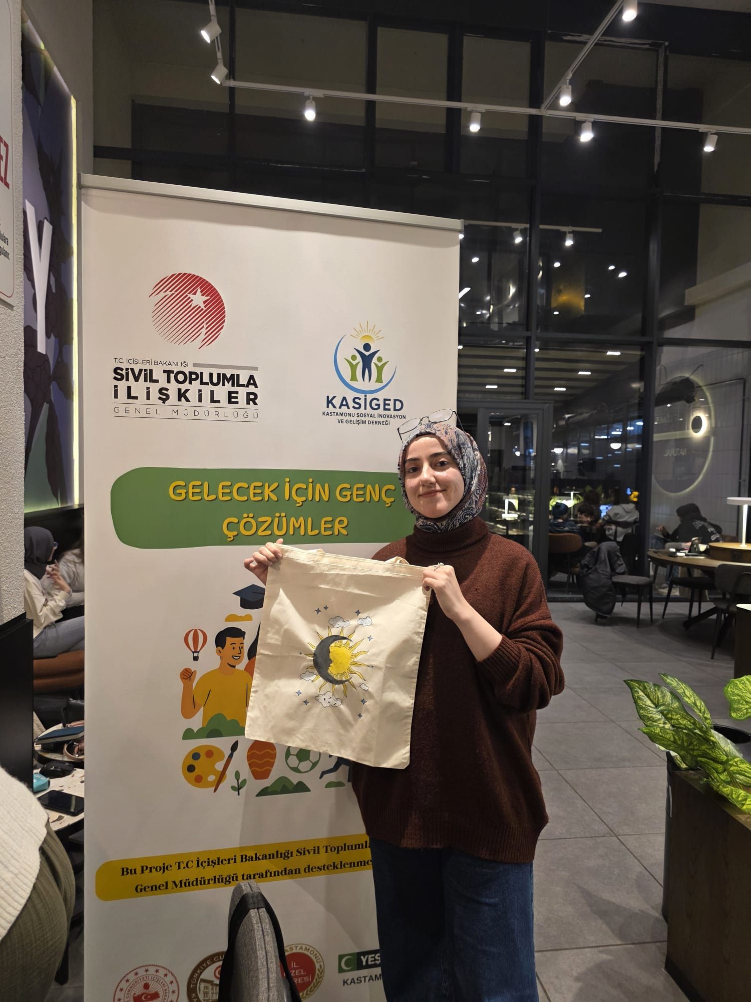 Çözüm Sadece Fikirde Kalmadı: Bez Çanta Tasarımı ve Boyama Atölyesi